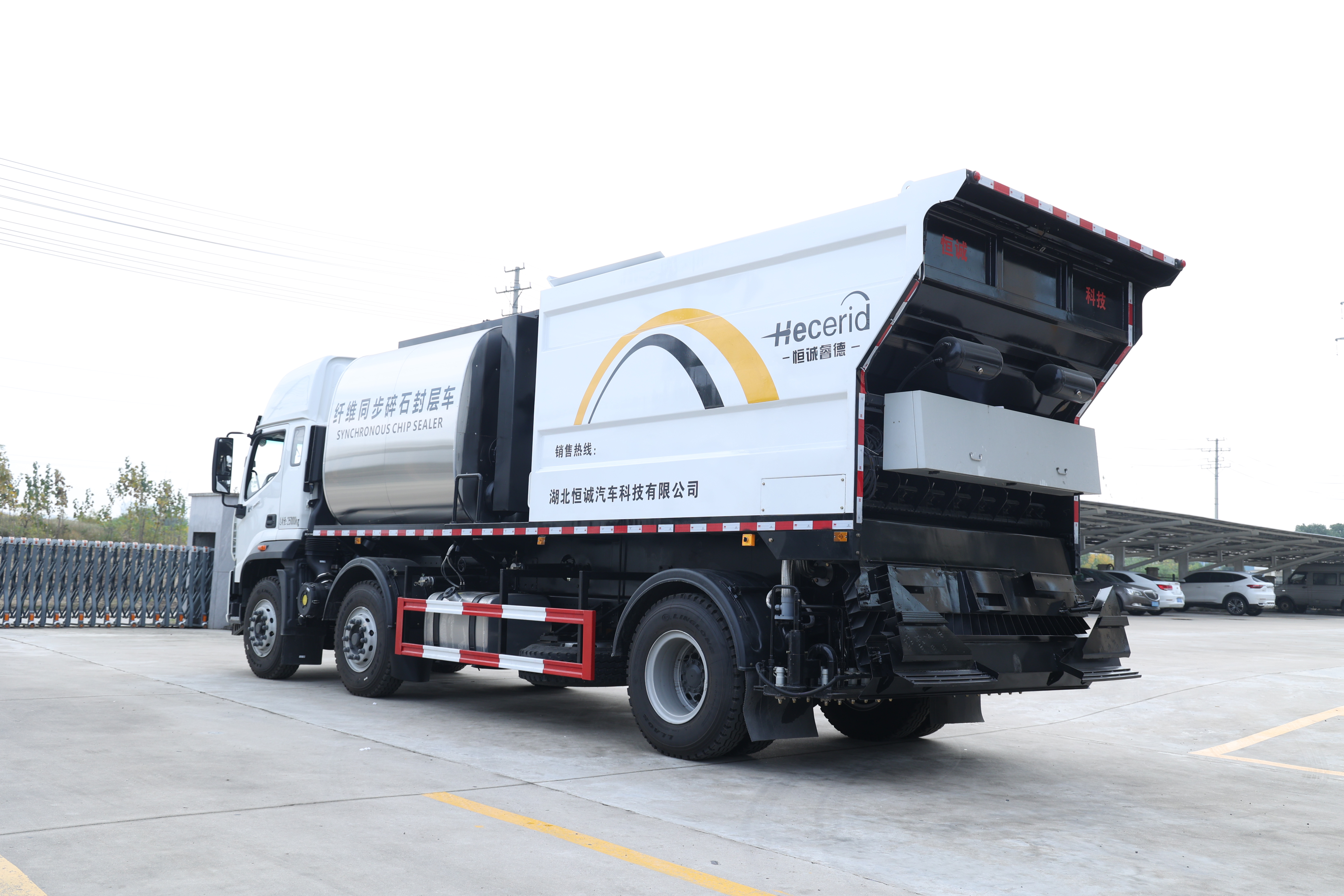 道路养护专家：恒诚同步碎石封层车，一体化施工的智能先锋